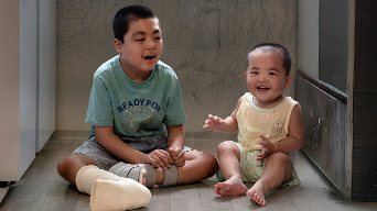 희귀 혈액병 아빠와 두 아들