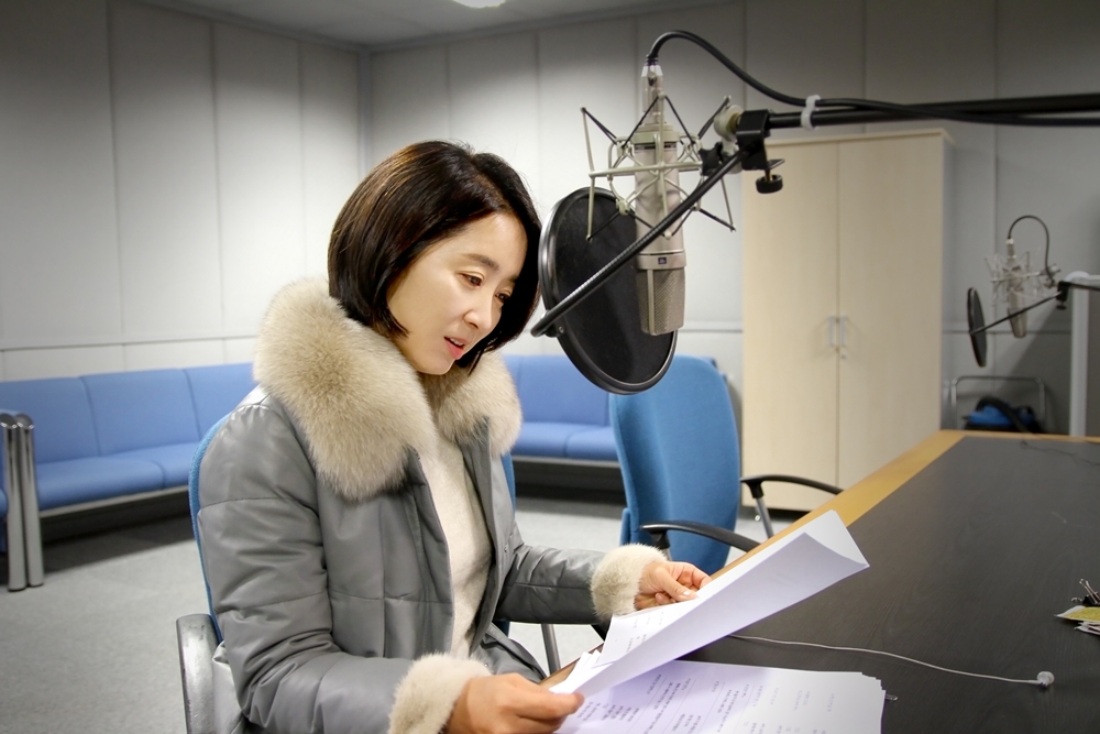 ▲희소병 환아에게 희망 전한 배우 윤유선.jpg