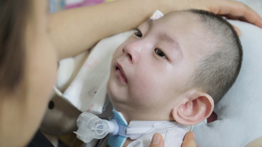 저산소증 뇌병변을 앓고 있는 여섯 살 하늘이.jpg