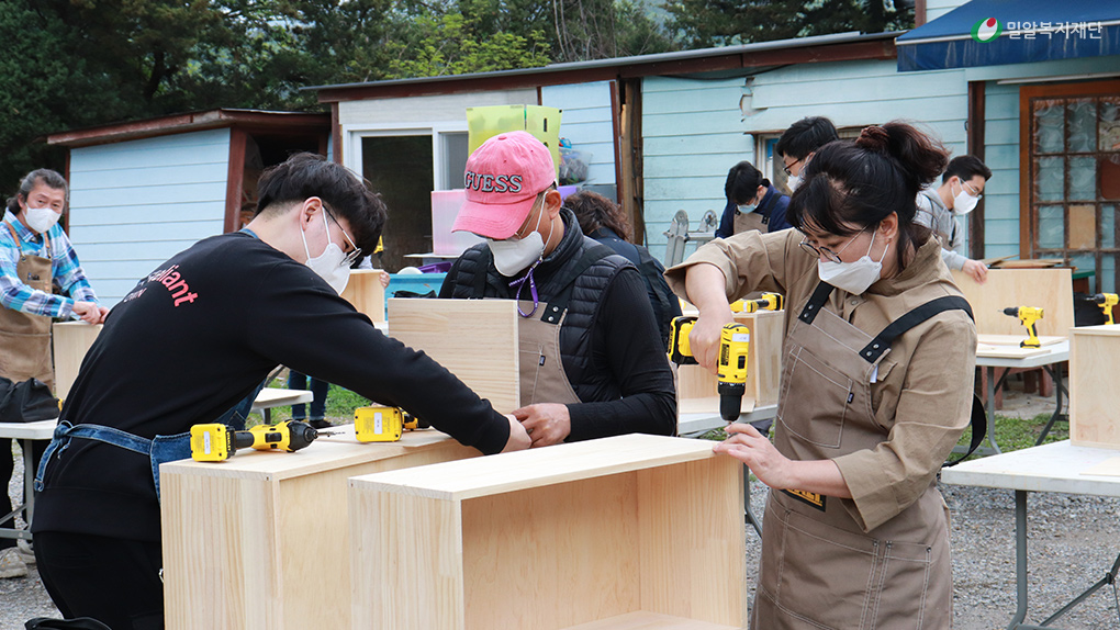 DIY가구를-제작하고-있는-모습.jpg