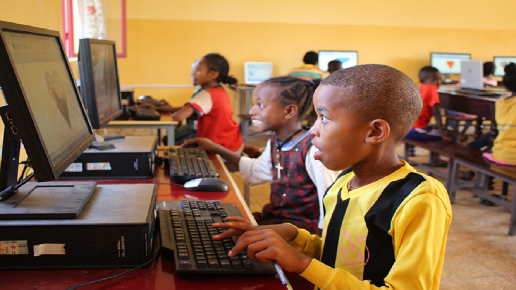 컴퓨터 교육받는 학생.png