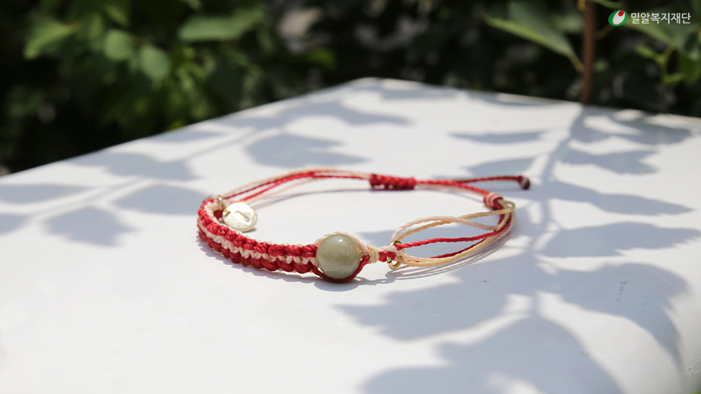 손목에서-피어나-희망을-잇는-미얀마-팔찌.jpg