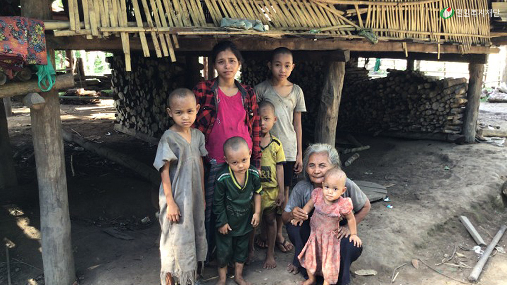 미얀마-카친주-난민-가족.jpg
