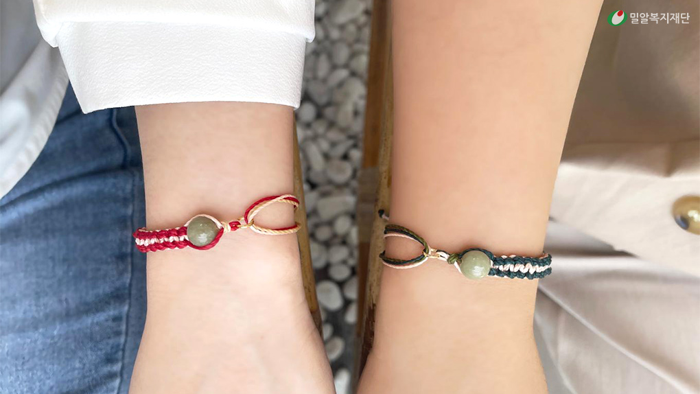 ‘잇다’ 팔찌 착용 모습.jpg