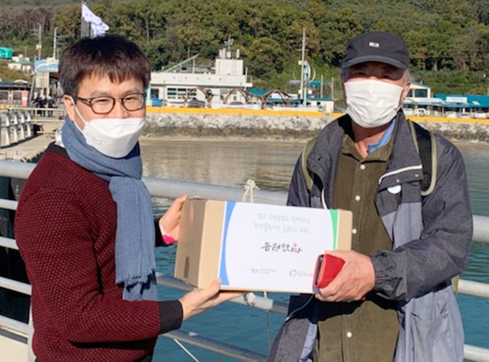(왼쪽부터) 캠코 인천본부 기획관리팀 양동근 팀장이 어르신께 키트를 전달하고 있다. (사진 제공