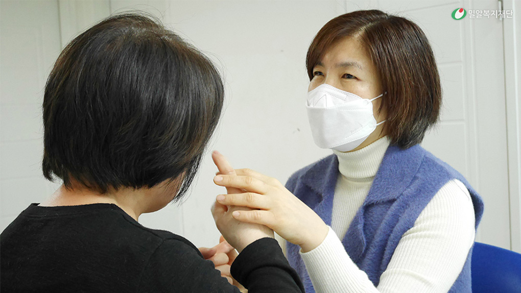 촉수화를 하고 있는 시청각장애인.jpg