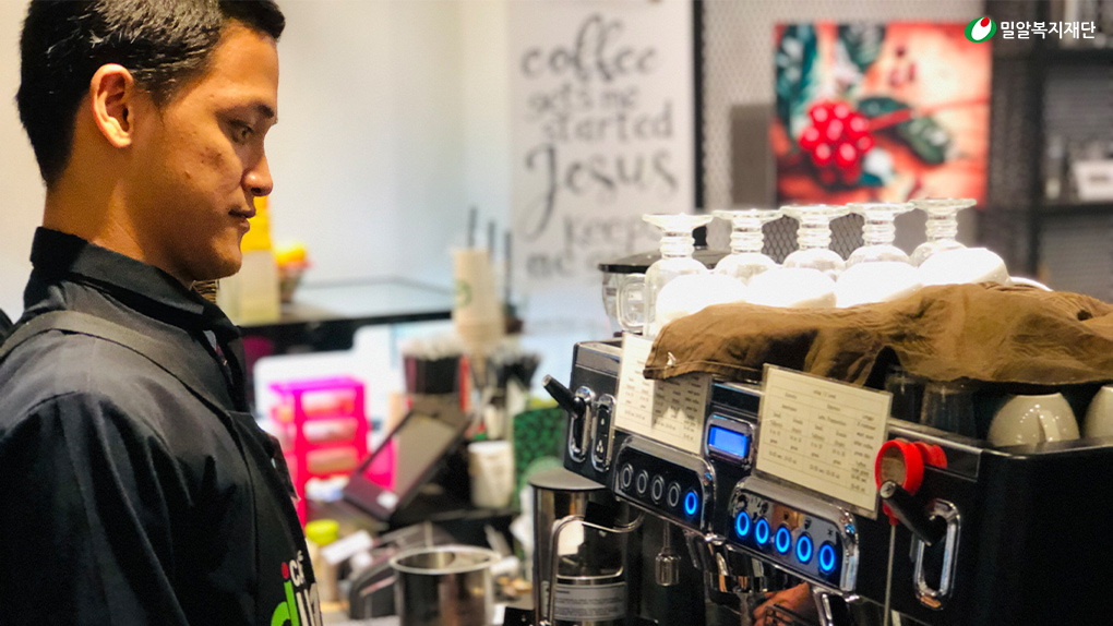 두나마이 카페에서 일하고 있는 장애인 바리스타.jpg