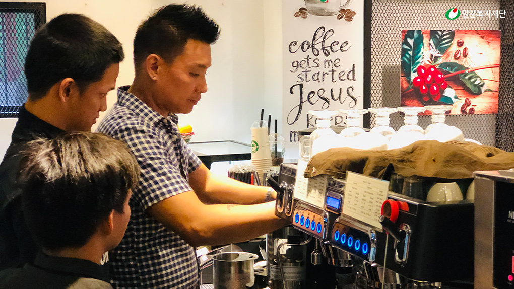 두나마이 카페 장애인 직업재활 교육 모습.jpg