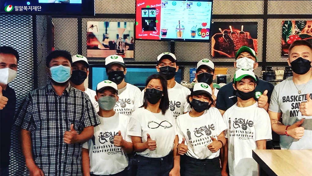 두나마이 카페 직원들.jpg