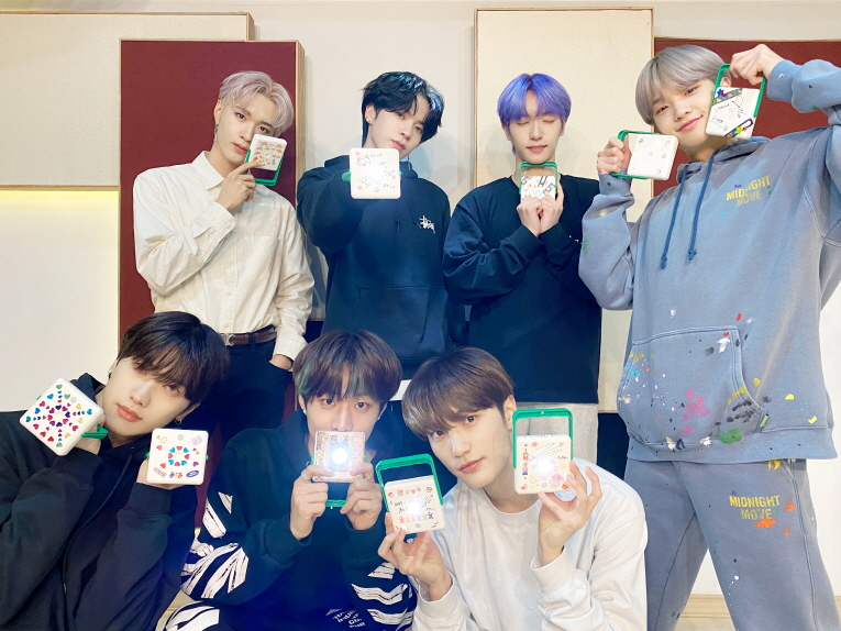 조립한 랜턴을 들고 있는 미래소년.jpg