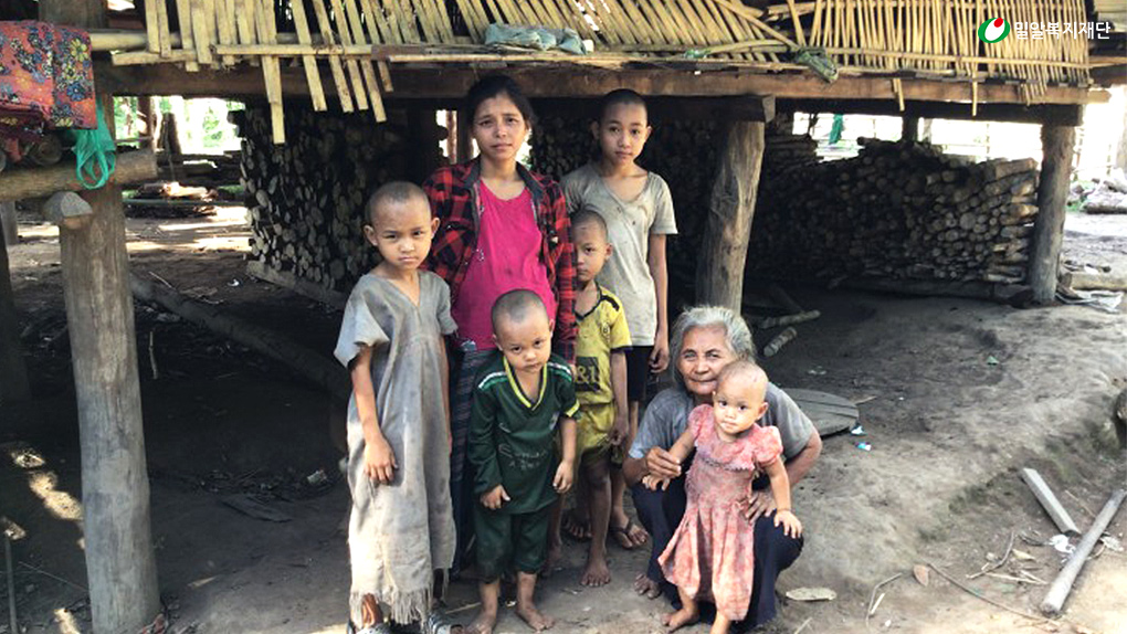 미얀마 양곤 지역의 빈곤 가정.jpg