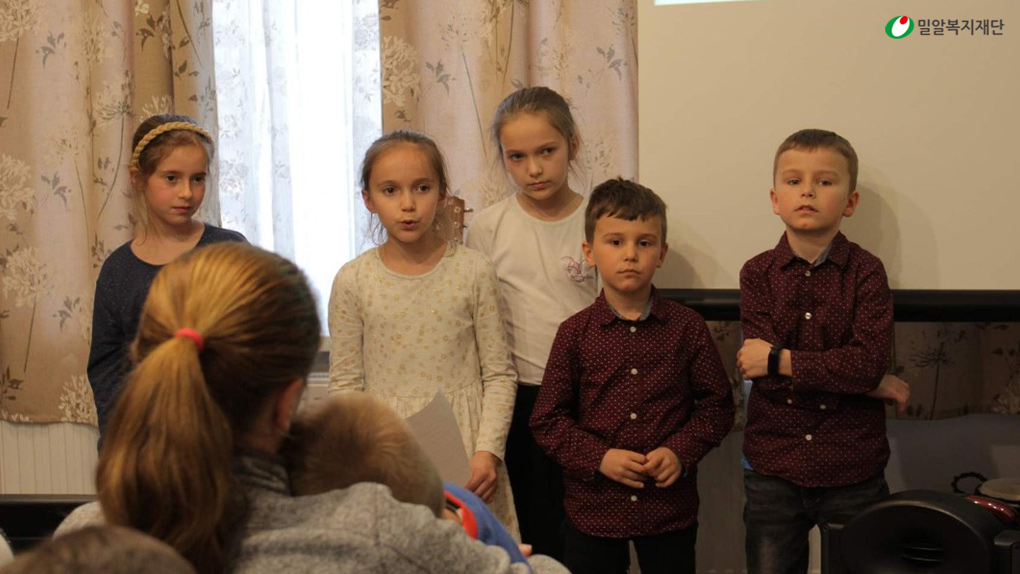 우크라이나 피난민 가정의 아동들.jpg