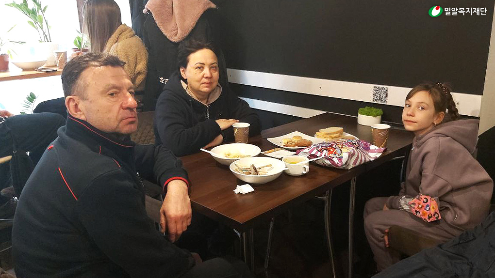 K-FOOD에서 식사를 하고 있는 우크라이나 피난민들(1).jpg