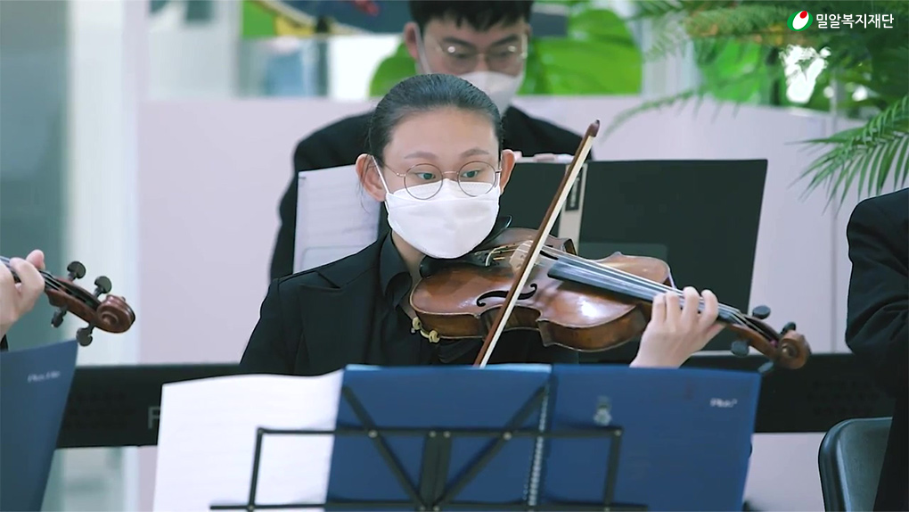 전시회 당일, 브릿지온 앙상블 연주하는 모습.jpg