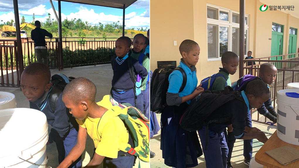 임시물통으로 손을 씻고 있는 아이들.jpg