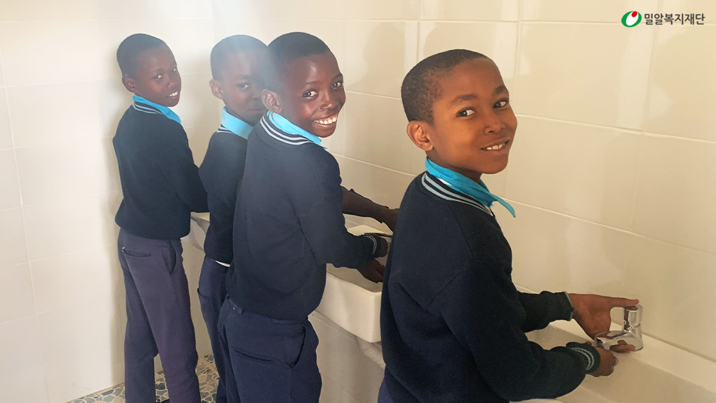 세면대에서 손을 씻는 학생들.jpg