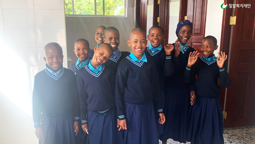 화장실에서 인사하는 학생들.jpg