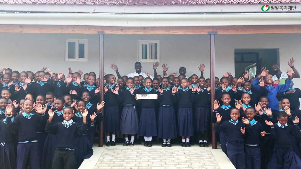 감사인사를 전하는 신기다 학교 학생들.jpg
