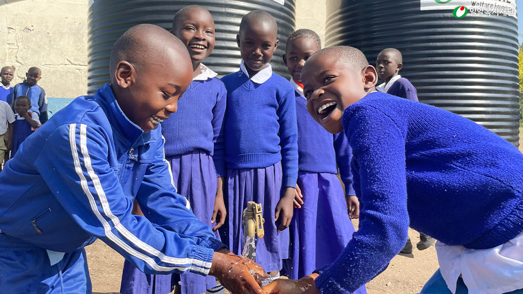 깨끗한 물로 손을 씻고 있는 케냐 아이들.jpg