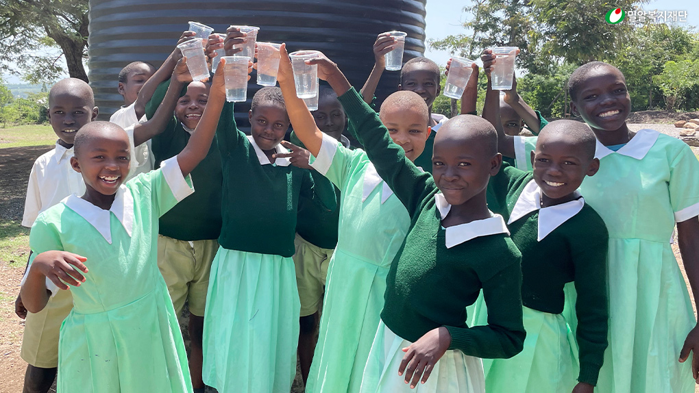 깨끗한 물을 마시는 케냐 아이들.jpg