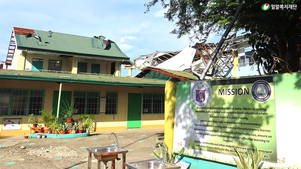 건물이 무너져 운영이 중단된 필리핀 이바바오 초등학교.jpg
