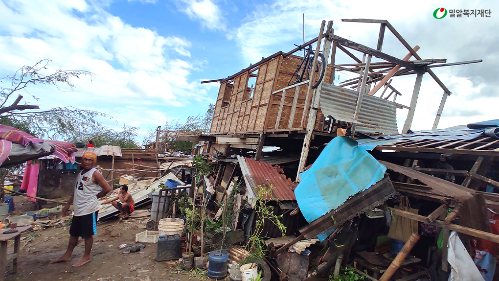 태풍으로 인해 무너진 집.jpg