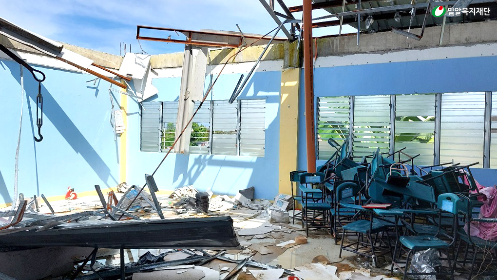 태풍으로 무너진 이바바오 초등학교 교실.jpg