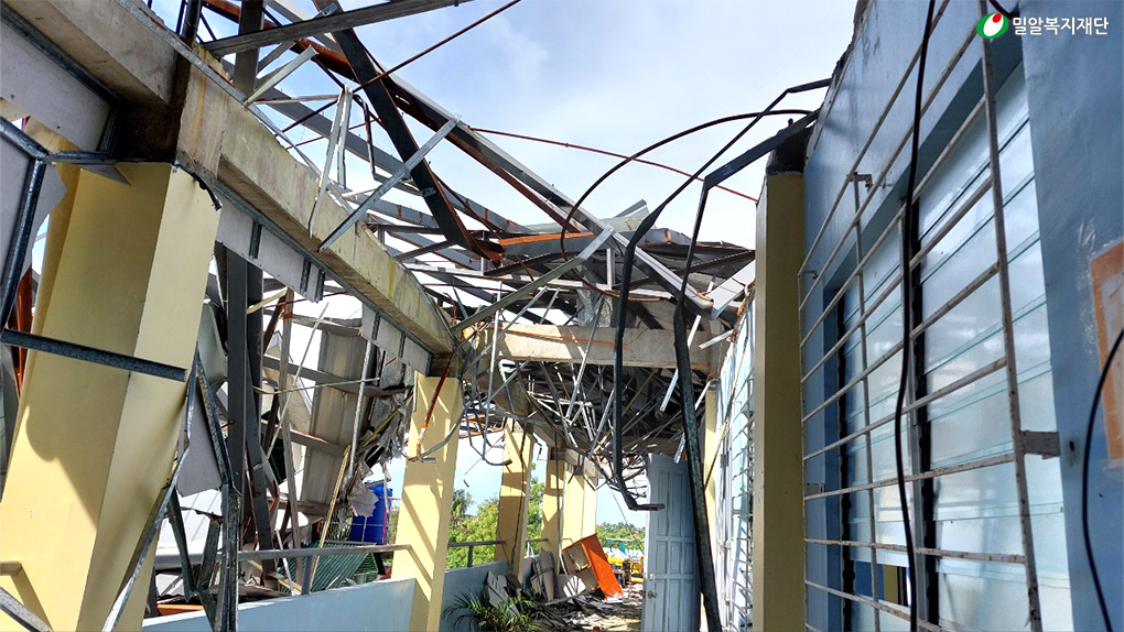 태풍으로 무너진 이바바오 초등학교 복도.jpg