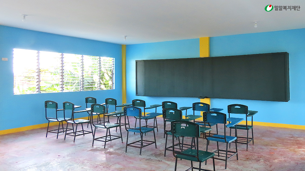 복구가-완료된-이바바오-초등학교-교실.jpg