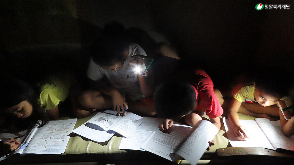 태양광랜턴 불빛으로 공부하는 아이들.jpg