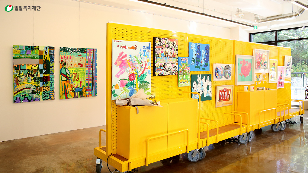 제8회 봄 프로젝트 정기 전시회 내부 전경(2).jpg