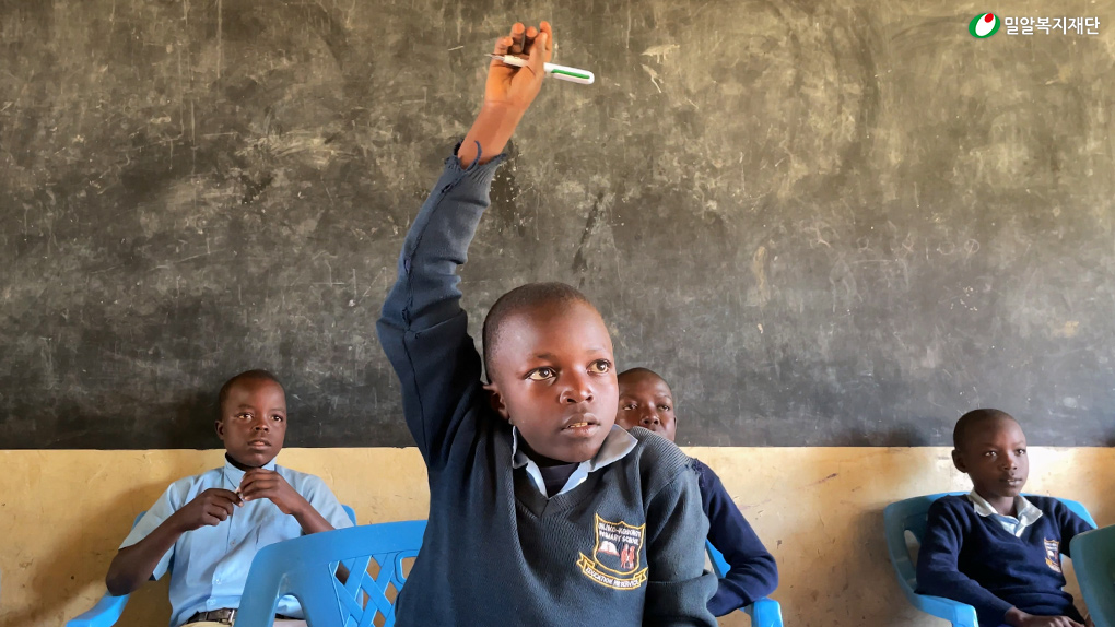 또래도우미 교육에 열심히 참여하고 있는 케냐 아동.jpg
