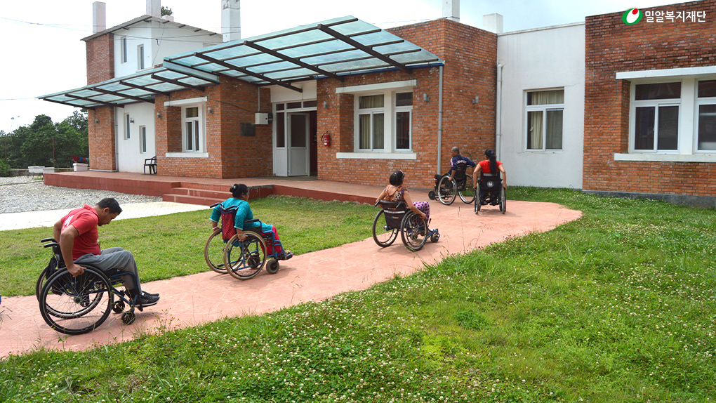 네팔 VOICE 직업훈련센터 장애인 훈련생들.jpg