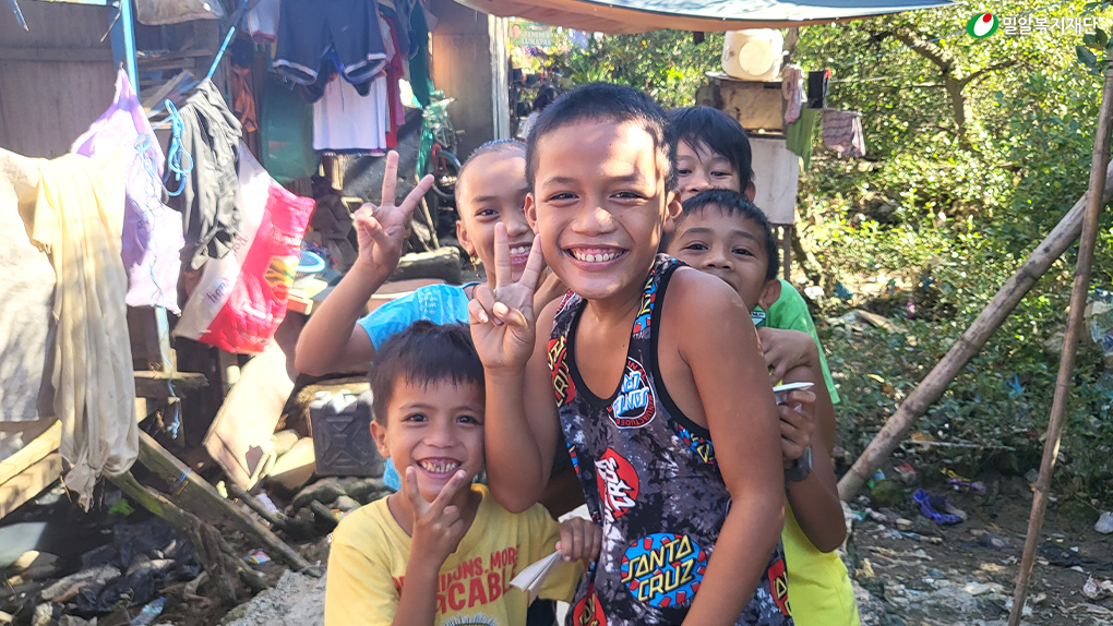 필리핀 세부 사업장 아이들.jpg