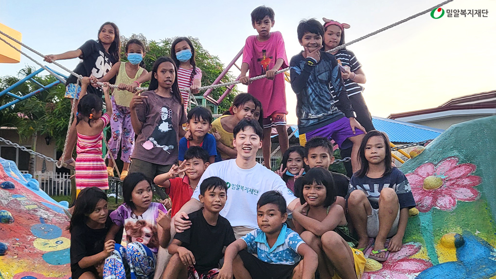 놀이시설에서 아동들과 함께 어울리고 있는 이하람 간사(가운데).jpg
