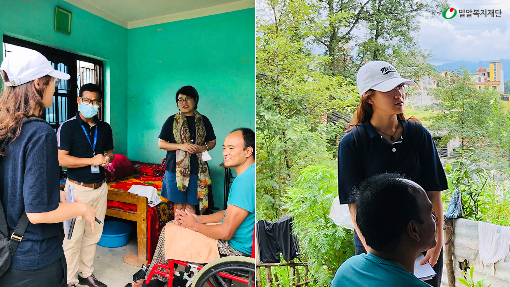 네팔 사업장 장애인 훈련생의 이야기를 듣고 있는 김신영 간사(왼쪽).jpg