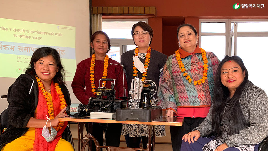 직업훈련과정 수료식, 장애인 훈련생들에게 재봉틀 지원.jpg