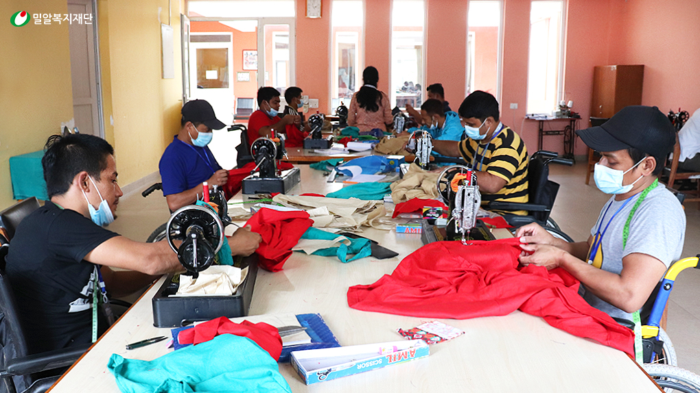 네팔 VOICE 직업훈련센터 재봉기초 수업 장애인 훈련생들.jpg