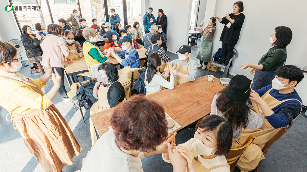 시청각장애인을 위한 ‘도자기 물레체험’ 현장.jpg