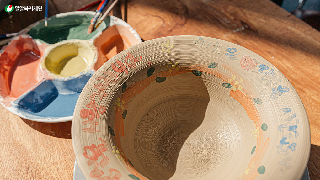 시청각장애인이 물감으로 색칠한 도자기 그릇.jpg