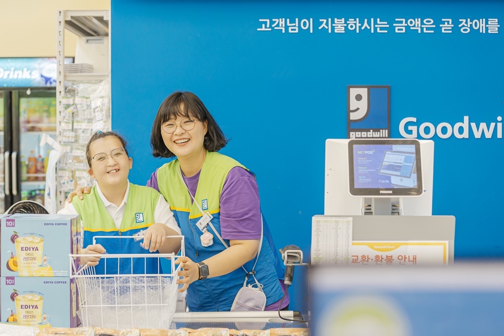 굿윌스토어에서 일하는 장애인 김소희 씨와 비장애인 강선희 씨의 모습.jpg