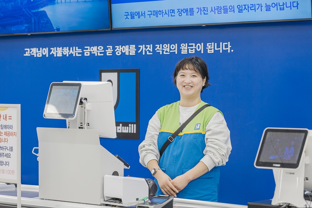 굿윌스토어 밀알공릉점에서 일하는 장애 직원의 모습.jpg