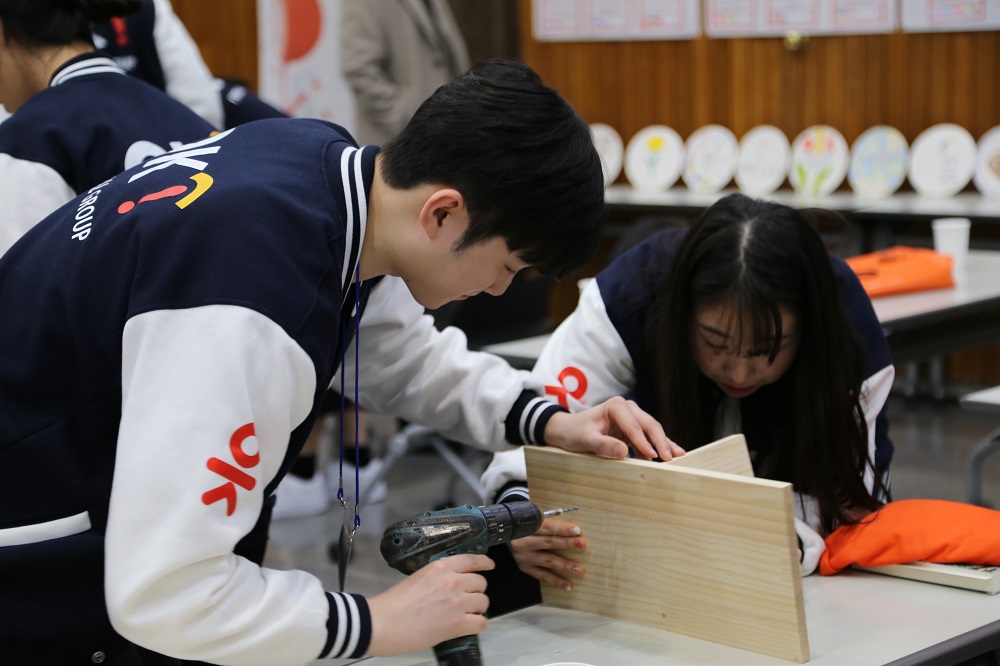 가족돌봄청년들을 위한 소가구 제작 봉사활동_OK금융그룹 신입직원(1).jpg