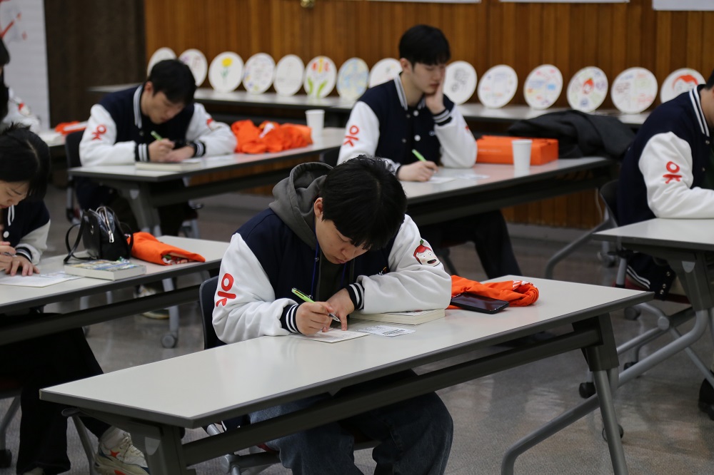 가족돌봄청년들을 위한 소가구 제작 봉사활동_OK금융그룹 신입직원(2).jpg