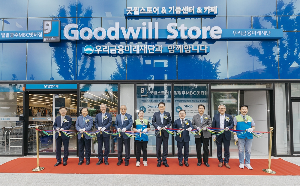 5월 29일 오픈한 굿윌스토어 밀알광주MBC옛터점에서 관계자들과 직원들..jpg