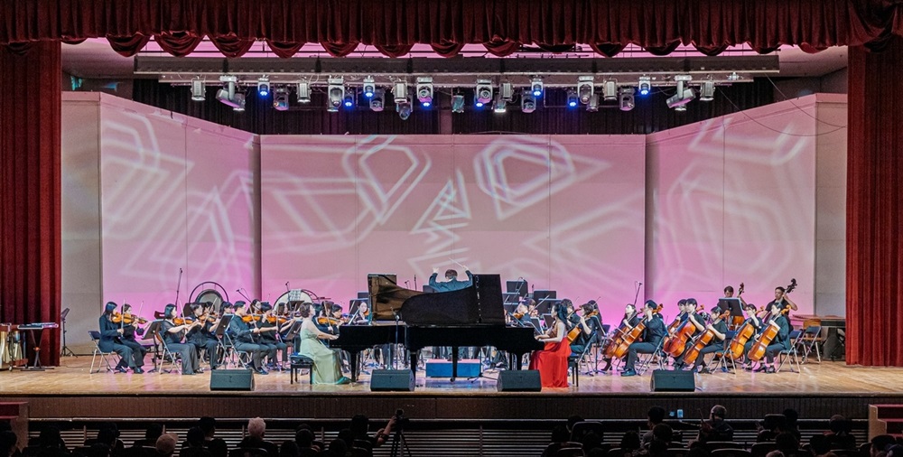 제21회 밀알콘서트에서 피아니스트 이기정, 김나영이 연주를 하고 있다_크기조저ㅏㅇ.jpg