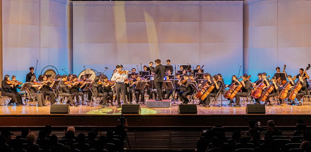 제21회 밀알콘서트에서 바이올리니스트 공민배가 연주를 하고 있다_크기조정.jpg