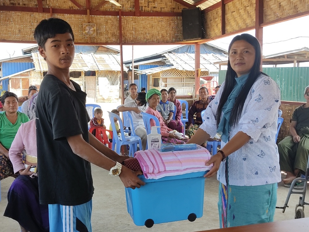 밀알복지재단이 카친주 난민들에게 전달한 생존키트 전달 현장_크기조정.jpg