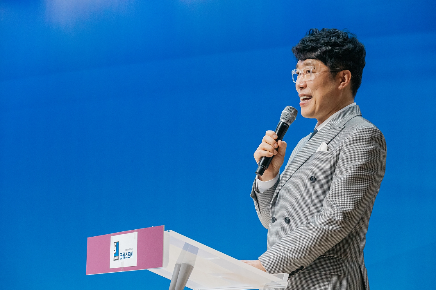 대구 굿윌스토어 1주년 기념 '감사나눔의 밤 굿윌콘서트'에서 방송인 표인봉이 사회를 보고 있다..jpg