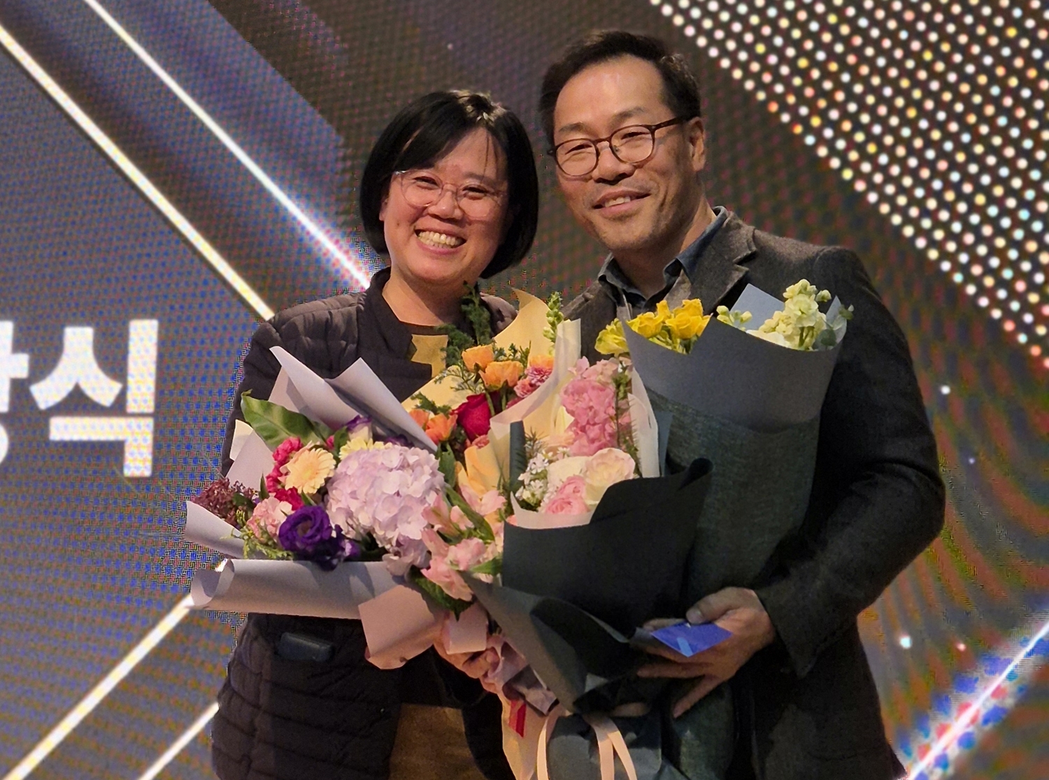 밀알복지재단 정문수 말라위 지부장(오른쪽)이 가족과 함께 기념 사진을 촬영하고 있다.jpg